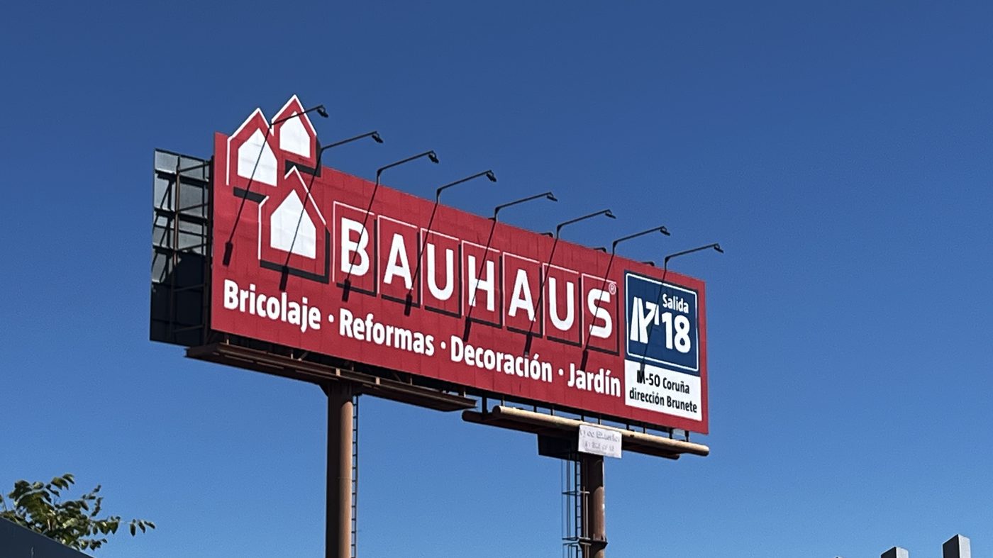 Highway billboard without a BananaGPS code